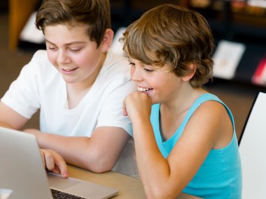 iki çocuk kitaplığı