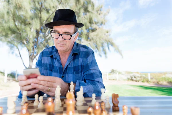 Viejo con su móvil — Foto de Stock