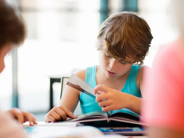 Niño en la biblioteca — Foto de Stock