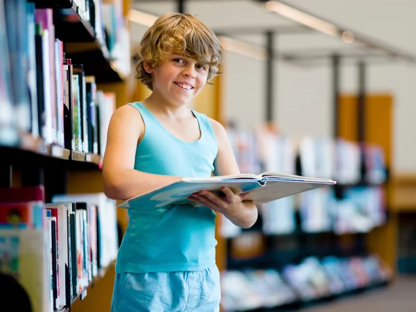 Jongen in bibliotheek — Stockfoto