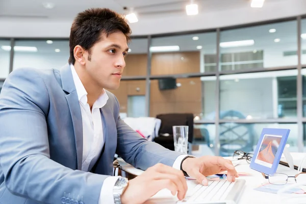 Een andere office dag achter computer — Stockfoto