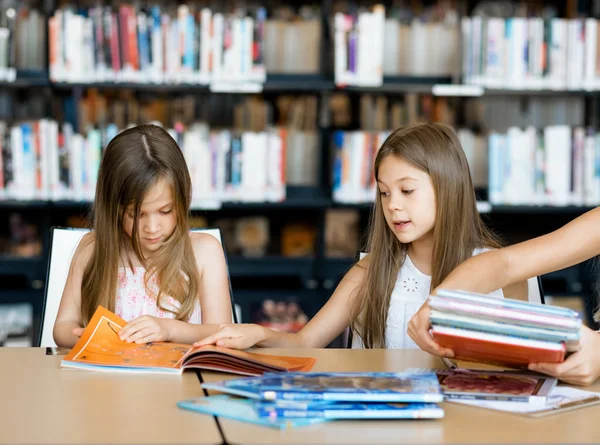 Wir lesen gerne — Stockfoto