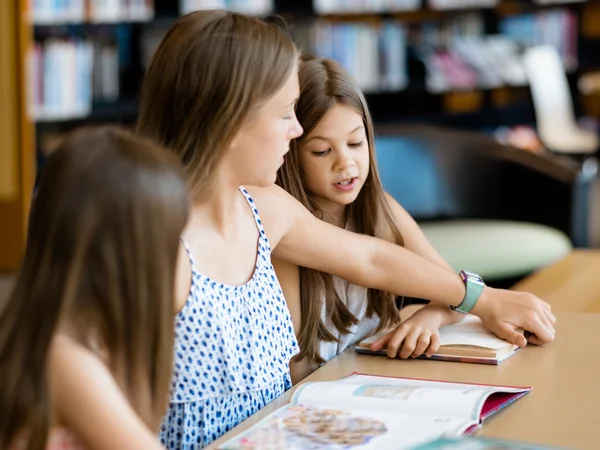 Wir lesen gerne — Stockfoto