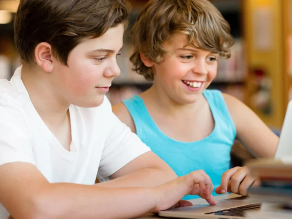 Due ragazzi in biblioteca — Foto Stock