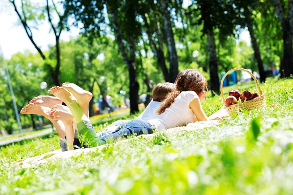 Piknik w ogrodzie — Zdjęcie stockowe
