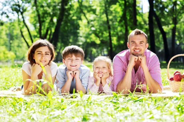 Picknick in tuin — Stockfoto