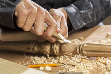 iş yerinde bir marangoz