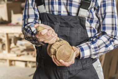 iş yerinde bir marangoz