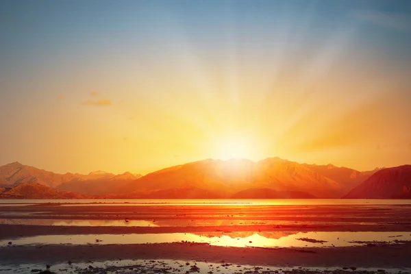 Sonnenuntergang über der Straße — Stockfoto