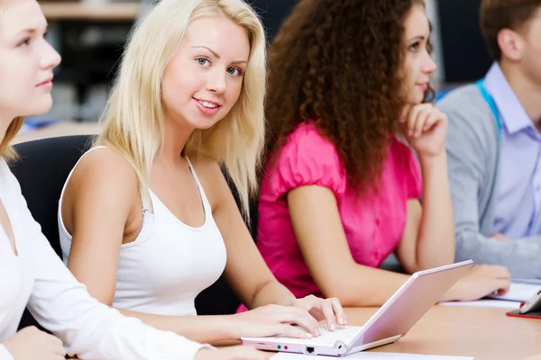 Estudiantes en clase — Foto de Stock