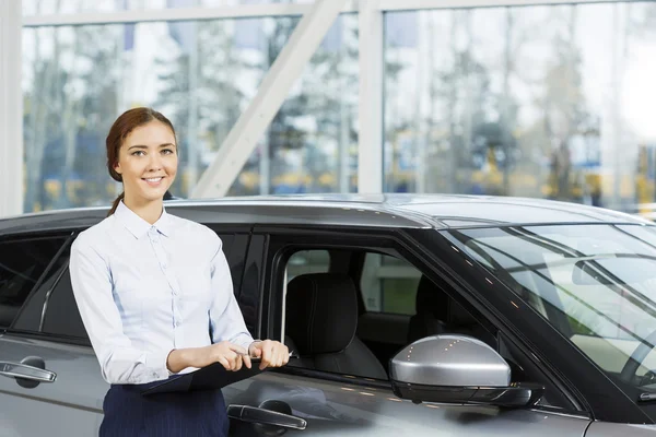 Ich werde Ihnen helfen, das Auto zu wählen — Stockfoto