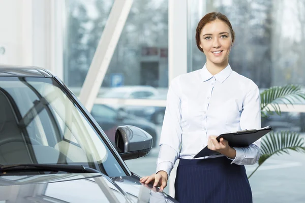 La aiuterò a scegliere l'auto — Foto Stock