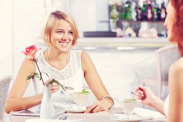 Vän chatt på café — Stockfoto