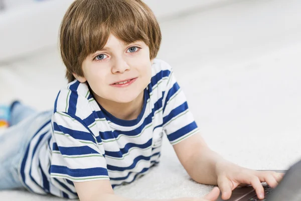 Playing computer games — Stock Photo, Image