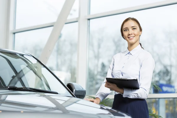 Ich werde Ihnen helfen, das Auto zu wählen — Stockfoto