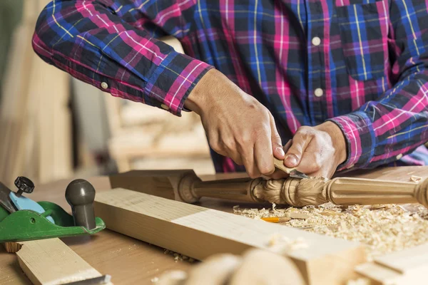 Tischler bei der Arbeit — Stockfoto