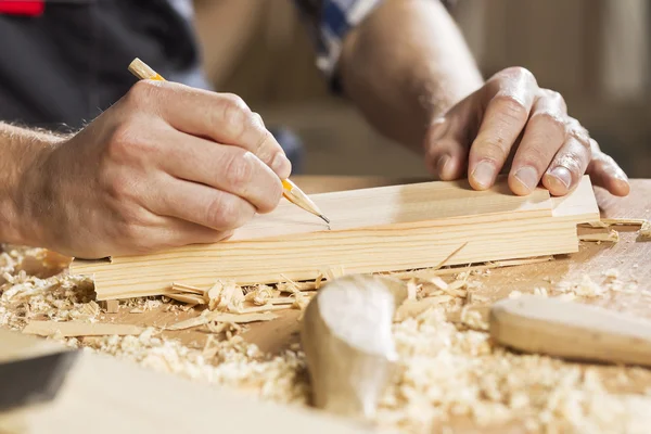 Tischler bei der Arbeit — Stockfoto