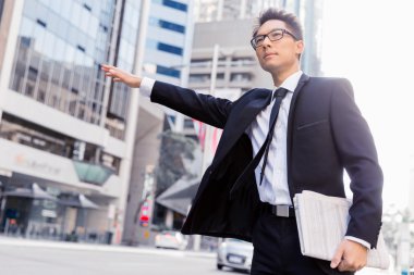 Bir taksi şehirde sallayarak