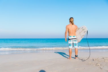 Dalgalar vurmak hazır