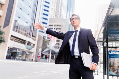 Bir taksi şehirde sallayarak