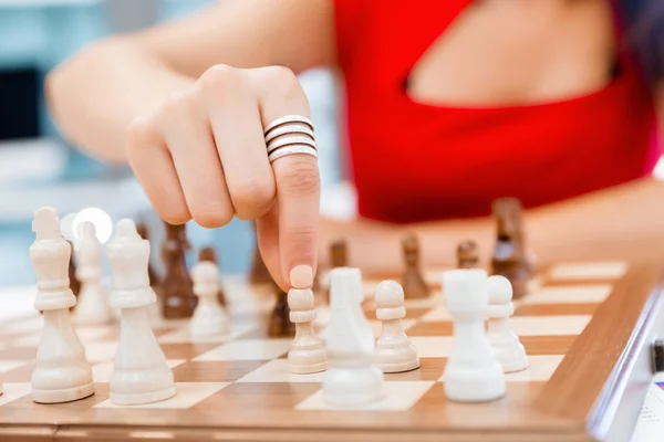 Mujer de negocios sentada frente al ajedrez — Foto de Stock