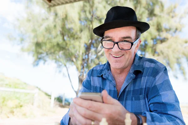 Oude man met zijn mobiele — Stockfoto