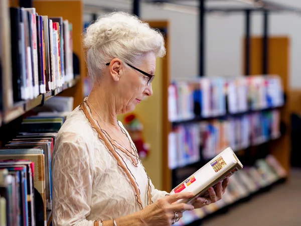 Prendre son temps avec de nouveaux livres — Photo