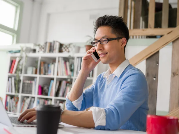 Retrato de jovem empresário com celular — Fotografia de Stock