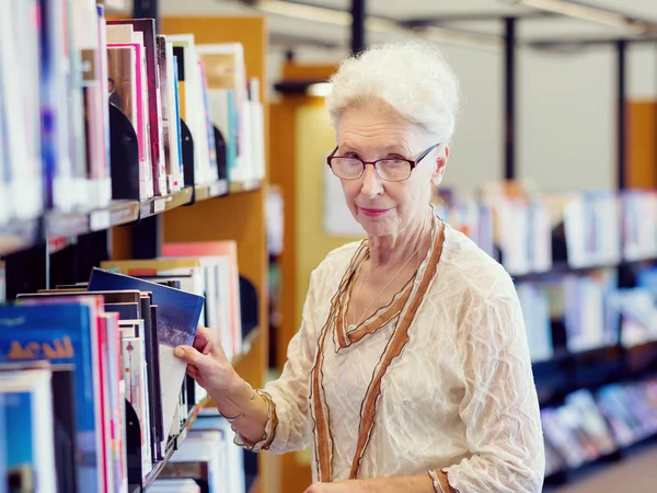 Przy jej razem z nowych książek — Zdjęcie stockowe