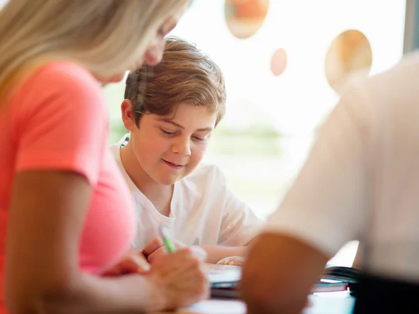 Junge in der Bibliothek — Stockfoto