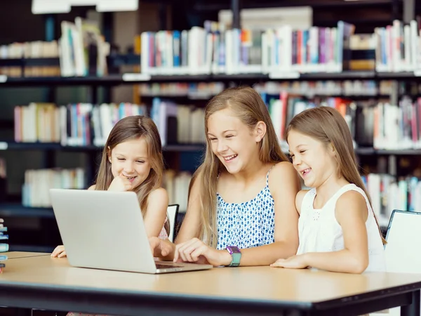 La tecnologia in biblioteca — Foto Stock