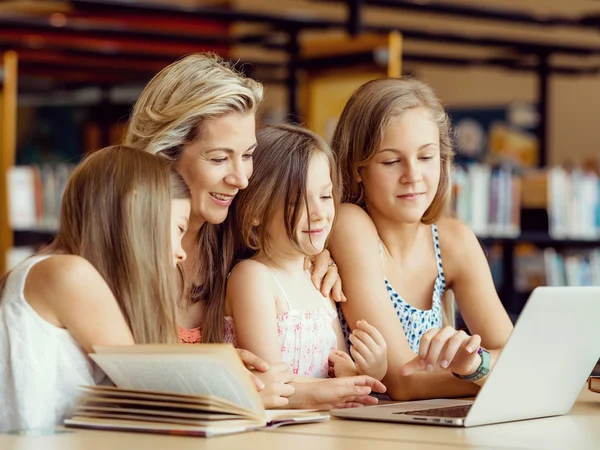 Technik und Spaß in der Bibliothek — Stockfoto