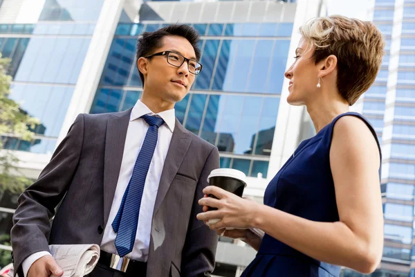 Two colleagues walking together in a city — Stock Photo, Image