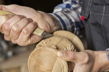 iş yerinde bir marangoz