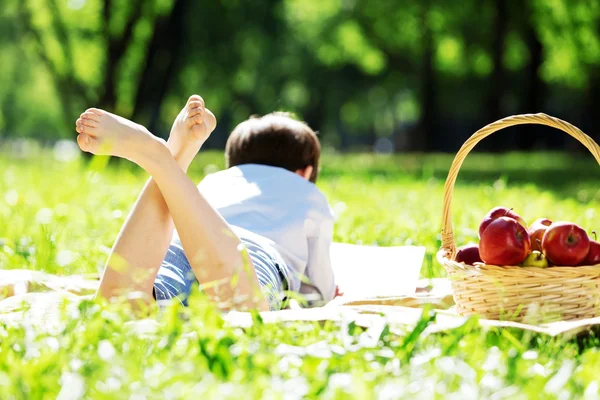 Niño en el parque — Foto de Stock