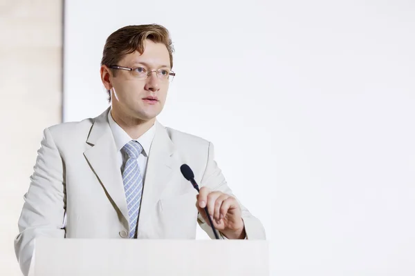 Redner auf der Bühne — Stockfoto