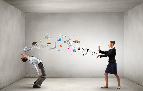 Два бизнесмена ссорятся друг с другом
