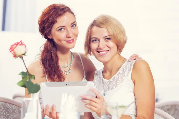 Friend chat at cafe — Stock Photo, Image