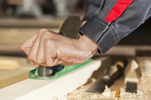 Tischler bei der Arbeit — Stockfoto