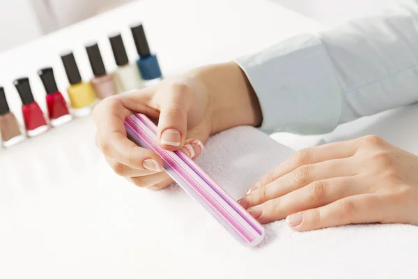 Vrouw met behulp van nailfile — Stockfoto