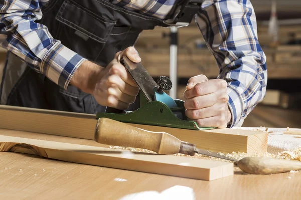 Tischler bei der Arbeit — Stockfoto