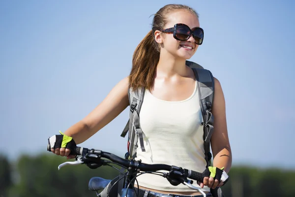 Passeio de bicicleta de verão — Fotografia de Stock