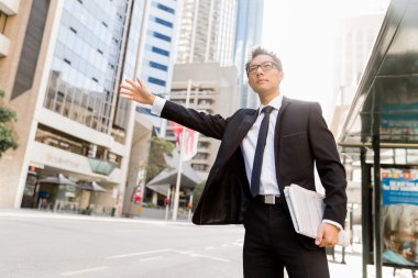 Bir taksi şehirde sallayarak