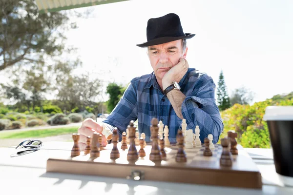 Pensando estrategia de ajedrez —  Fotos de Stock