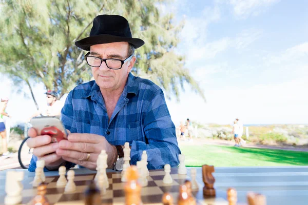 Oude man met zijn mobiele — Stockfoto