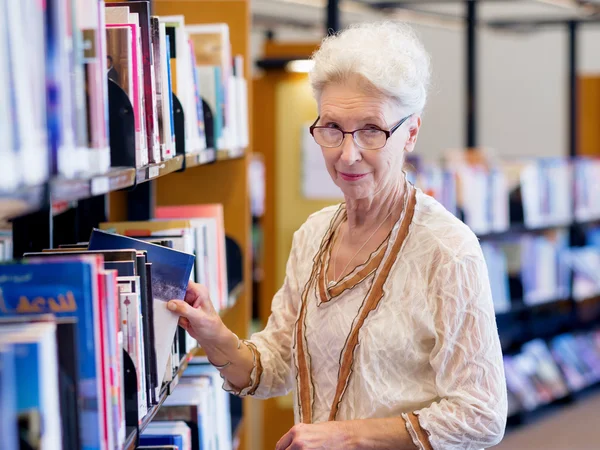 Prendre son temps avec de nouveaux livres — Photo