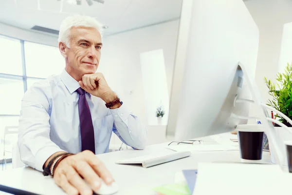 Noch ein Bürotag vor dem Computer — Stockfoto