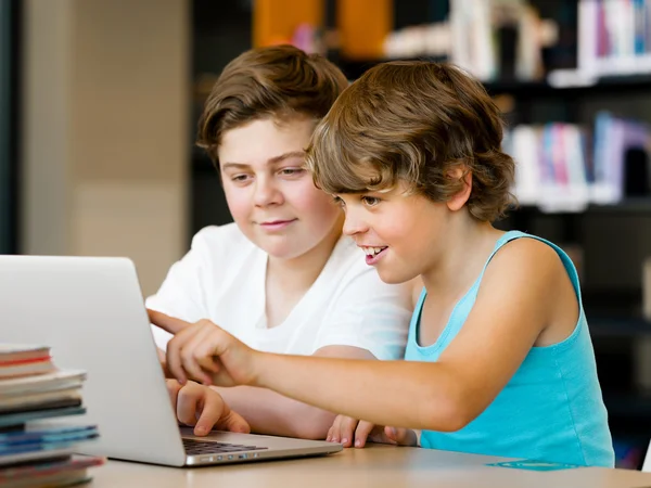 Zwei Jungen in der Bibliothek — Stockfoto