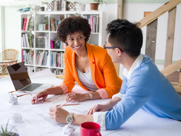 Equipo creativo en el trabajo — Foto de Stock