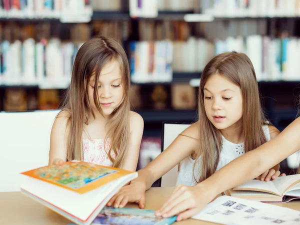 Wir lesen gerne — Stockfoto